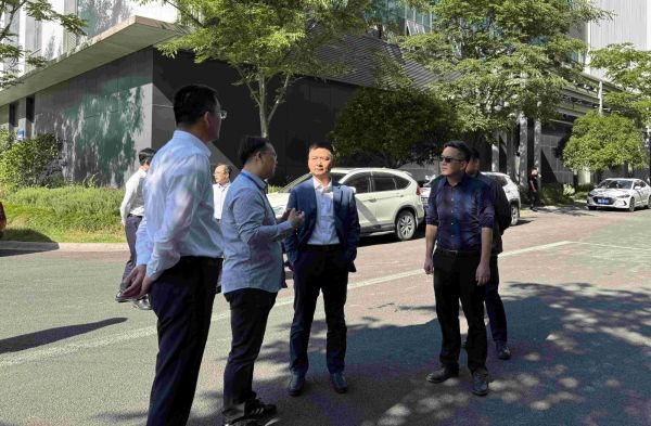 中科院苏州纳米所所长王强斌一行莅临研究所开展调研