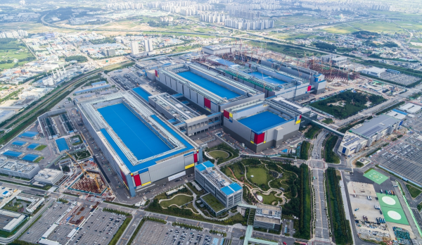 三星向ASML、佳能订购约70台光刻设备，含20台EUV总值超74亿美元