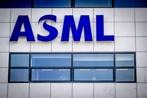 4 亿美元一击！ASML 巨赌 High-NA 芯片数月内交付，逼迫台积电打破观望？