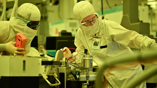 英特尔制程路线图再延伸：10A/7A 正式立项，14A 率先导入 High-NA EUV，关键 PDK 十月发布